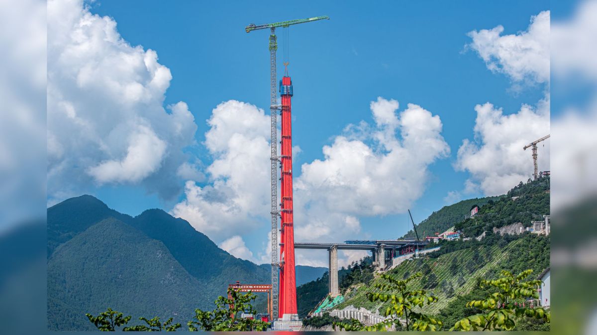 Two 220-ton smart cranes help build main towers for China’s Lugu Lake Grand Bridge