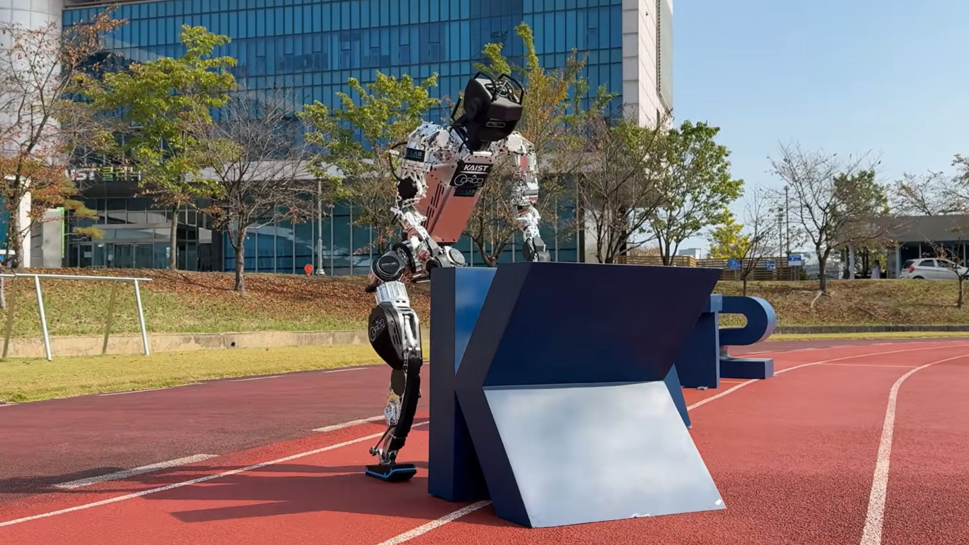 Humanoid robot shoves 77-pound load, lifts 44 pounds in new demo