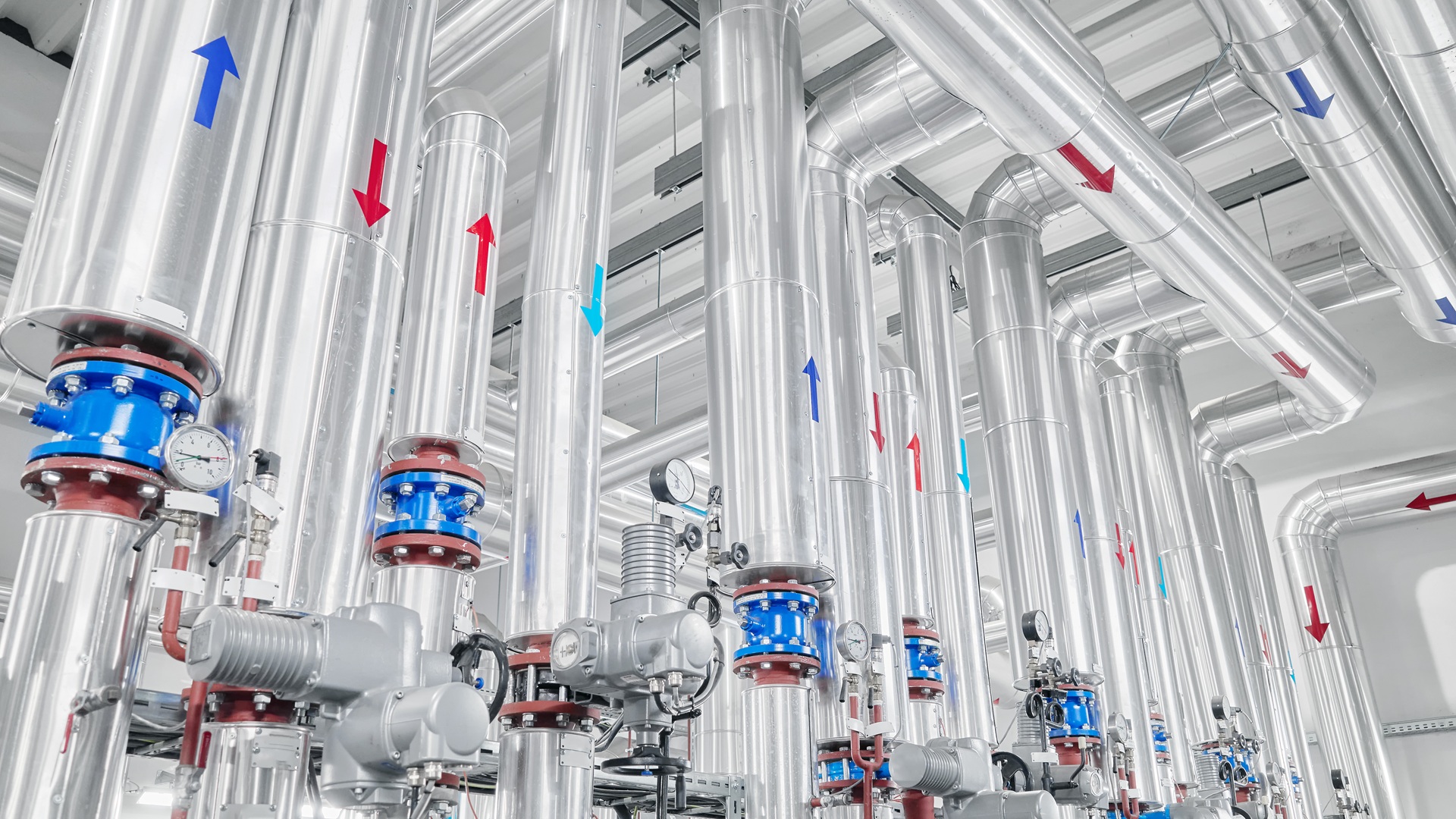 Heat pump hits 320°F to supply steam and hot water for heavy industry