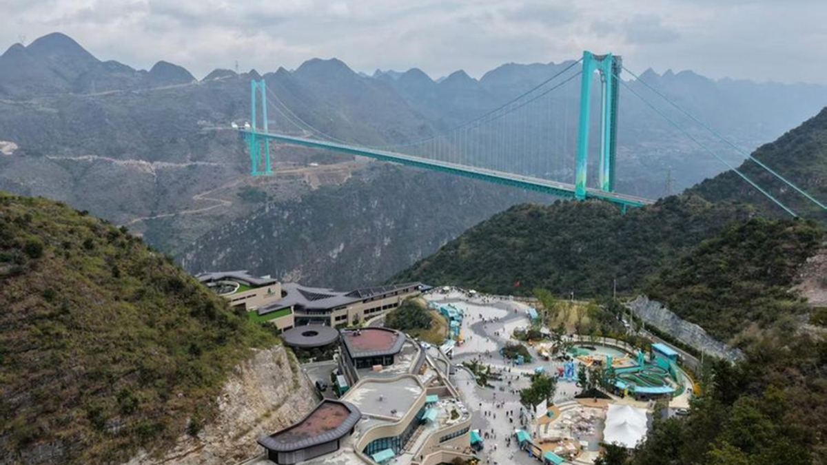 World’s highest bridge at 2,050 feet turns advanced steel truss into extreme tourism hub